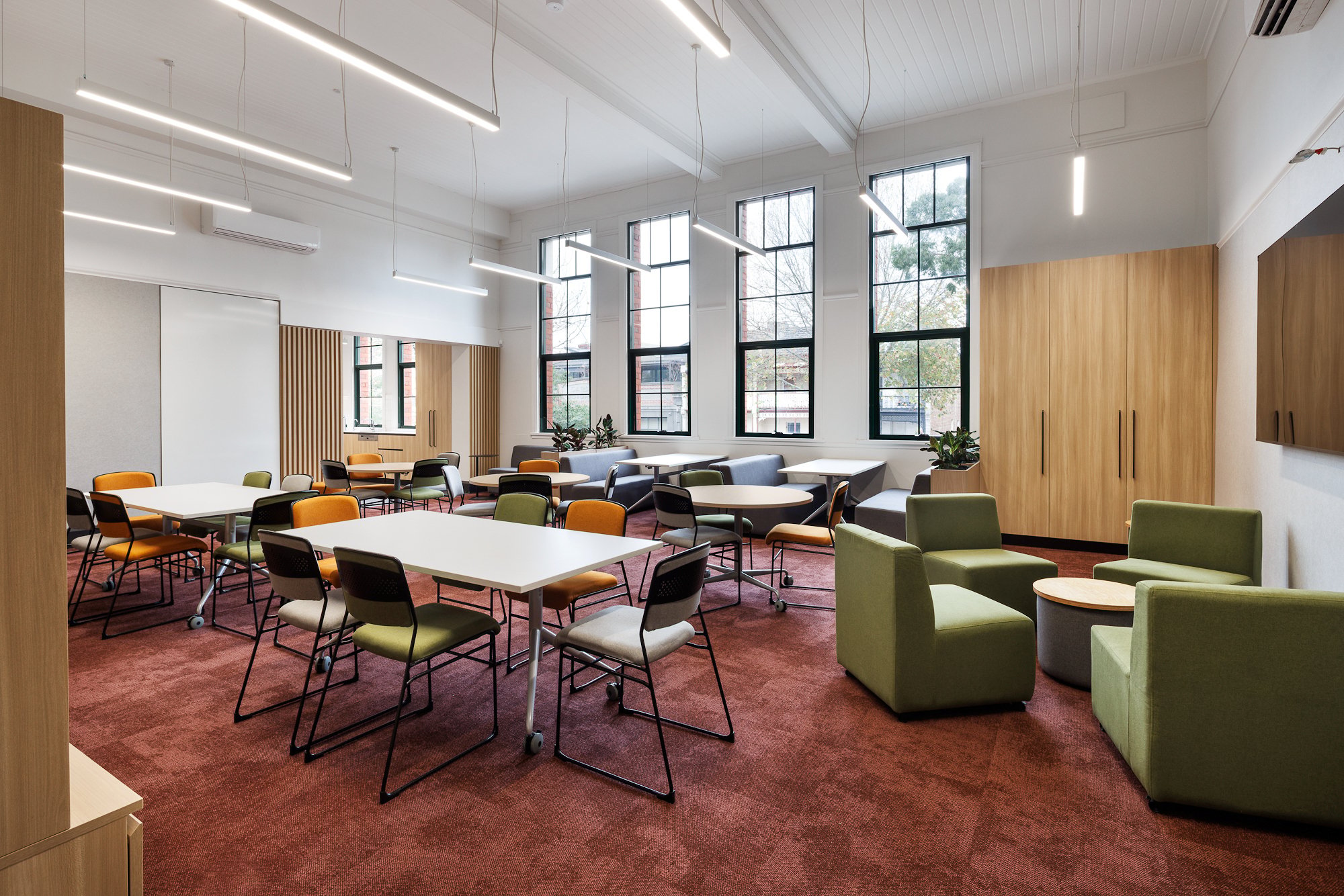 Simonds College fitout featuring VE Furniture tables, seating and storage in a modern, flexible learning space.
